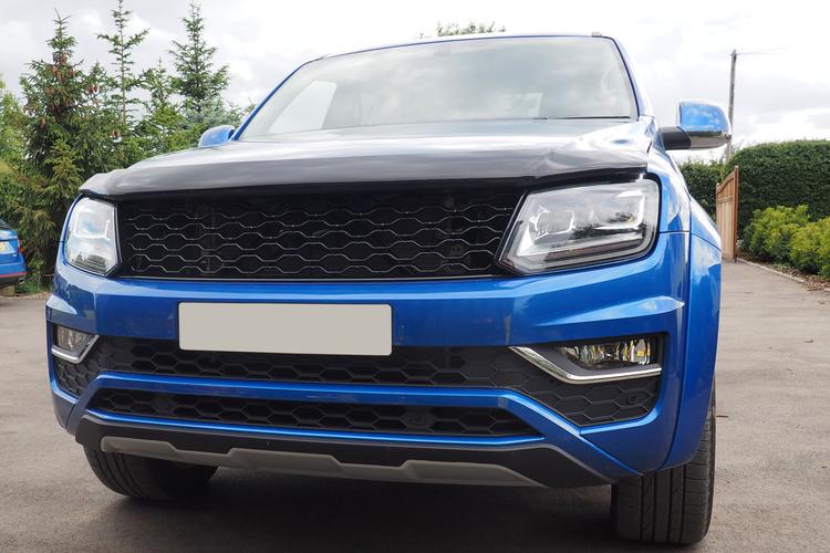 Kiiltävänmusta etumaski VW AMAROK