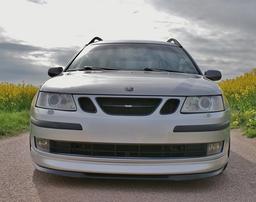 Musta etumaski Saab 9-3