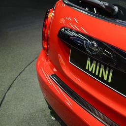 Takapuskurin suojapelti musta harjattu teräs och kolfiber till Mini Cooper
