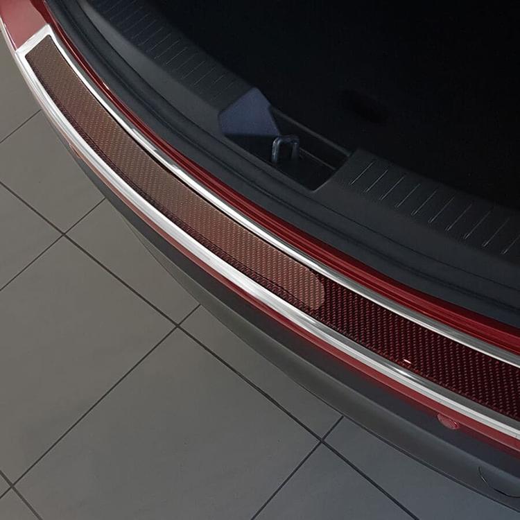 Taka Takapuskurin suojapelti kromattu  ja hiilikuitu jossa punaisia osia Mazda CX-5