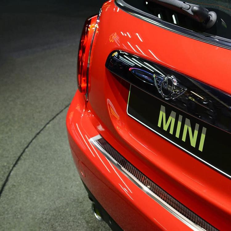 Taka Takapuskurin suojapelti kromattu  ja hiilikuitu jossa punaisia osia Mini Cooper