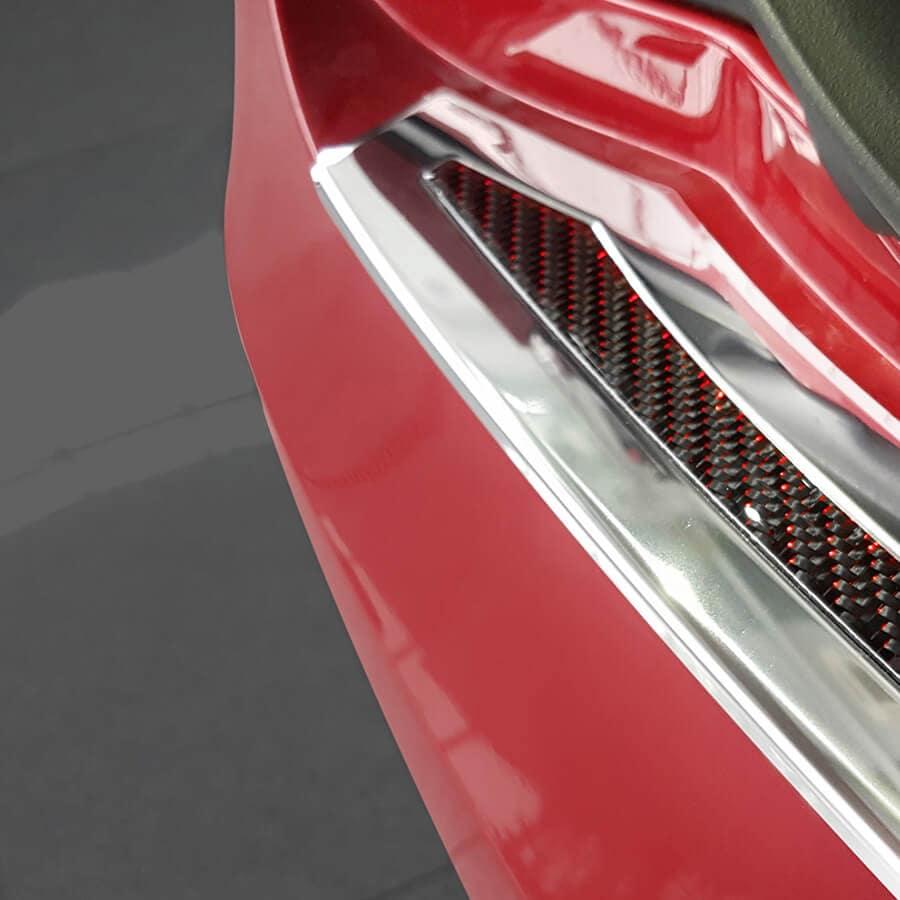 Lastskydd krom och kolfiber med röda detaljer till Tesla Model S