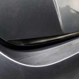 Detalje til bagklappen i sort, børstet stål til Nissan Leaf