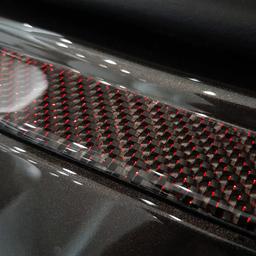 Lastskydd kolfiber med röda detaljer till BMW G11/G12