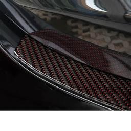 Taka Takapuskurin suojapelti kromattu  ja hiilikuitu jossa punaisia osia Mercedes W213 sedan