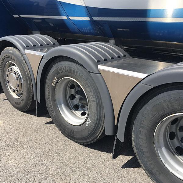 Wedge shaped box that fit Scania rear mudguards
