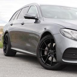 ABS Wheels F15 Musta alumiinivanteet asennettuna autoon tunnelmallisessa ympäristössä