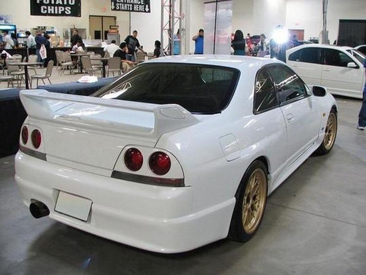 Maxton Design Siipi Nissan Skyline R33