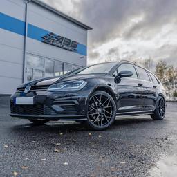 ABS Wheels F28 Musta alumiinivanteet asennettuna autoon tunnelmallisessa ympäristössä