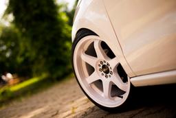 JR Wheels JR3 Hvid aluminiumsfælge monteret på bil i en stemningsfuld omgivelse