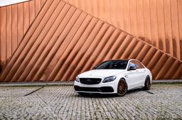 JR Wheels JR49 Bronse aluminiumsfelger montert på bil i en stemningsfull omgivelse