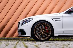 JR Wheels JR49 Bronse aluminiumsfelger montert på bil i en stemningsfull omgivelse