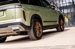 JR Wheels JR49 Bronse aluminiumsfelger montert på bil i en stemningsfull omgivelse