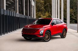 JR Wheels JR49 Brons aluminiumfälg monterade på bil i stämnigsfull miljö