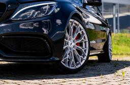 JR Wheels JR49 Hopea alumiinivanteet asennettuna autoon tunnelmallisessa ympäristössä