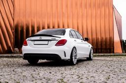 JR Wheels JR49 Hopea alumiinivanteet asennettuna autoon tunnelmallisessa ympäristössä