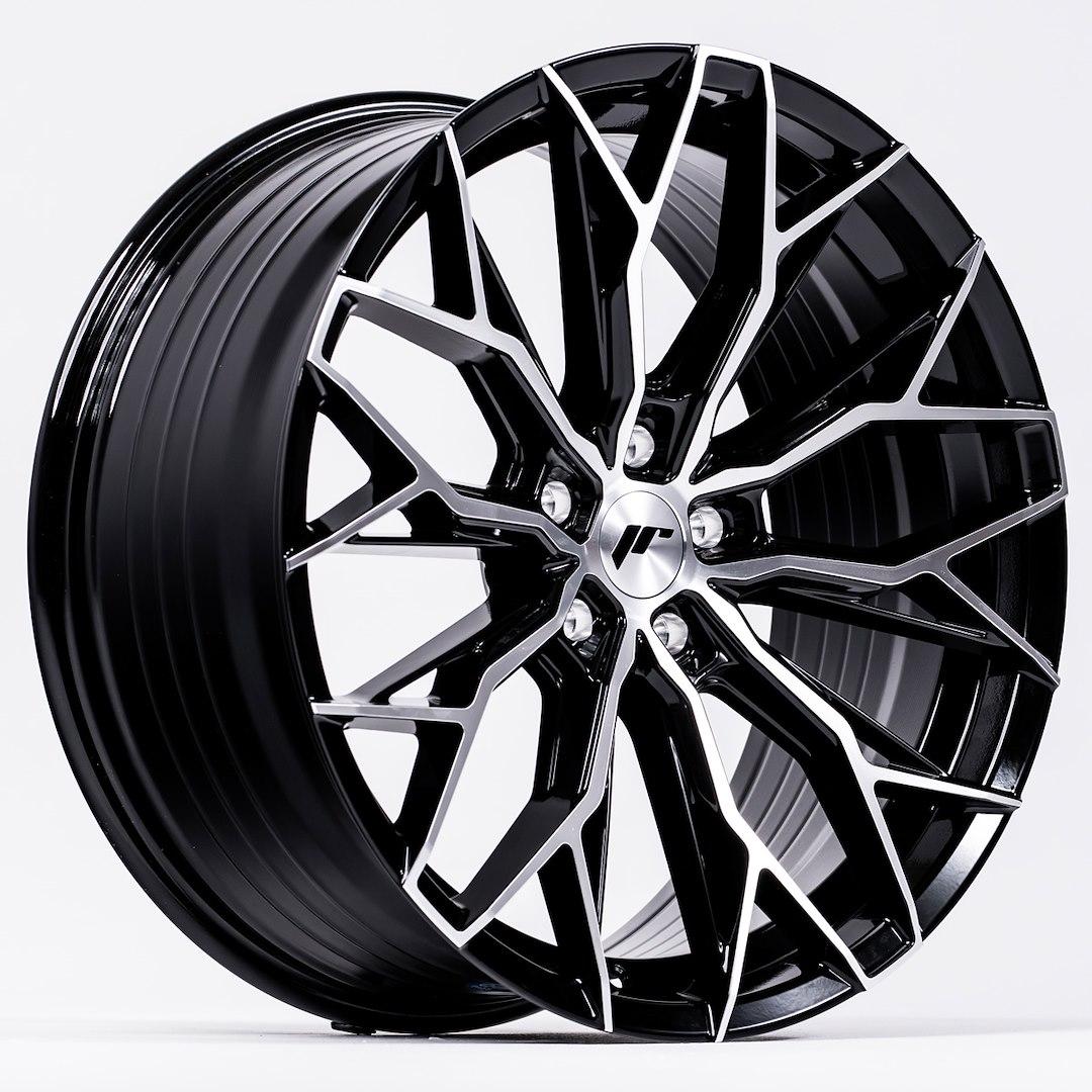 JR Wheels JR49 Svart aluminiumfälg monterade på bil i stämnigsfull miljö