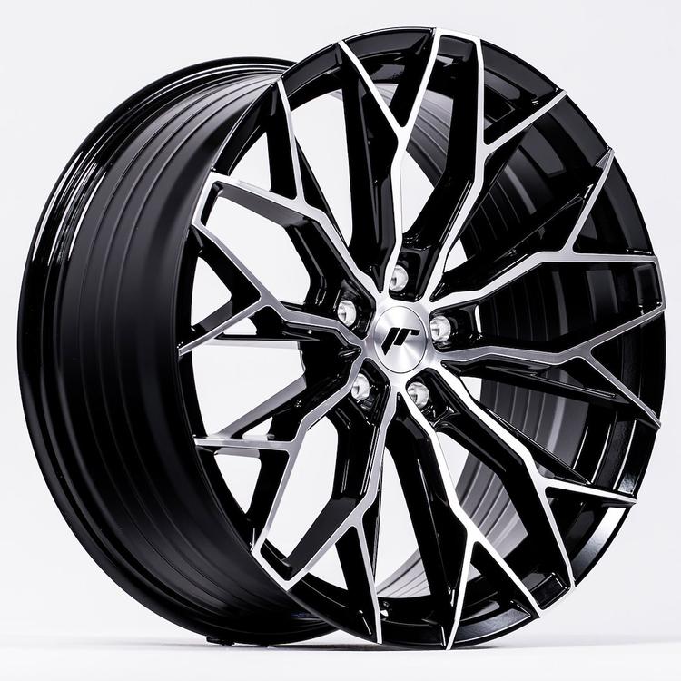 JR Wheels JR49 Svart aluminiumfälg monterade på bil i stämnigsfull miljö