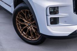 JR Wheels JR49 Bronse aluminiumsfelger montert på bil i en stemningsfull omgivelse