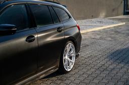 JR Wheels JR50 Silver aluminiumfälg monterade på bil i stämnigsfull miljö