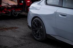 JR Wheels JR50 Svart aluminiumfälg monterade på bil i stämnigsfull miljö