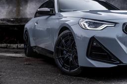 JR Wheels JR50 Svart aluminiumsfelger montert på bil i en stemningsfull omgivelse