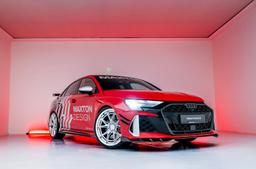 JR Wheels JR50 Hopea alumiinivanteet asennettuna autoon tunnelmallisessa ympäristössä