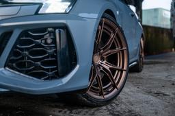 JR Wheels JR50 Pronssi alumiinivanteet asennettuna autoon tunnelmallisessa ympäristössä