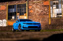 JR Wheels JR51 Sølv aluminiumsfelger montert på bil i en stemningsfull omgivelse