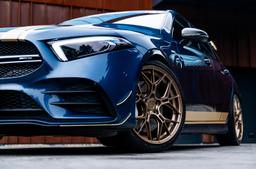 JR Wheels JR51 Bronse aluminiumsfelger montert på bil i en stemningsfull omgivelse