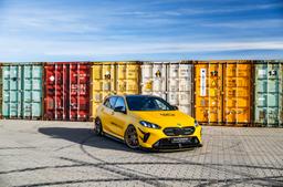 JR Wheels JR51 Pronssi alumiinivanteet asennettuna autoon tunnelmallisessa ympäristössä