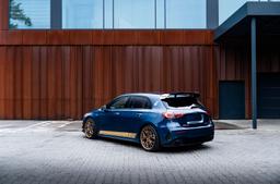 JR Wheels JR51 Pronssi alumiinivanteet asennettuna autoon tunnelmallisessa ympäristössä