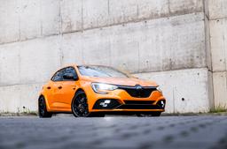 JR Wheels JR51 Svart aluminiumsfelger montert på bil i en stemningsfull omgivelse