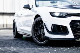 JR Wheels JR51 Svart aluminiumfälg monterade på bil i stämnigsfull miljö