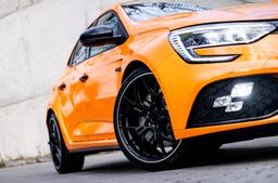 JR Wheels JR51 Svart aluminiumsfelger montert på bil i en stemningsfull omgivelse