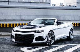 JR Wheels JR51 Hopea alumiinivanteet asennettuna autoon tunnelmallisessa ympäristössä