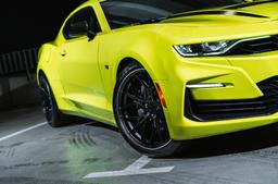 JR Wheels JR51 Svart aluminiumfälg monterade på bil i stämnigsfull miljö