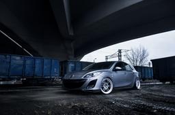 JR Wheels JR7 Sølv aluminiumsfælge monteret på bil i en stemningsfuld omgivelse