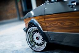 JR Wheels JR9 Sølv aluminiumsfælge monteret på bil i en stemningsfuld omgivelse