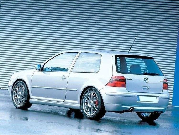 Maxton Design Puskuri VW Golf 4 25'TH Anniversary Look (with Exhaust Hole)