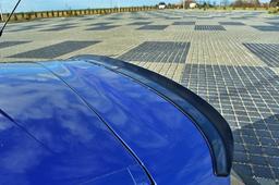 Kiiltävä musta siipi Seat Ibiza Cupralle