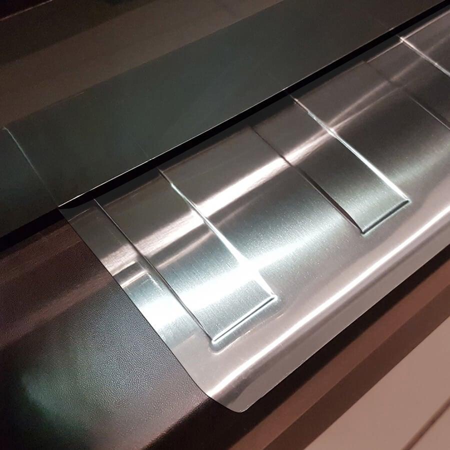 Takapuskurin suojapelti harjattu teräs till Renault Trafic