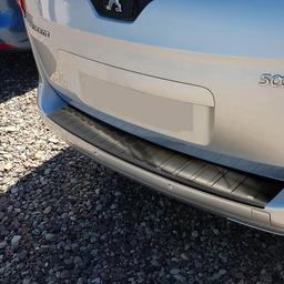 Takapuskurin suojapelti musta harjattu teräs till Peugeot 5008