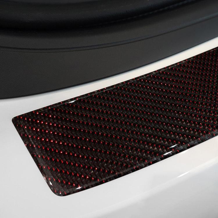 Takapuskurin suojapelti hiilikuitu med röda detaljer till BMW F36 4D