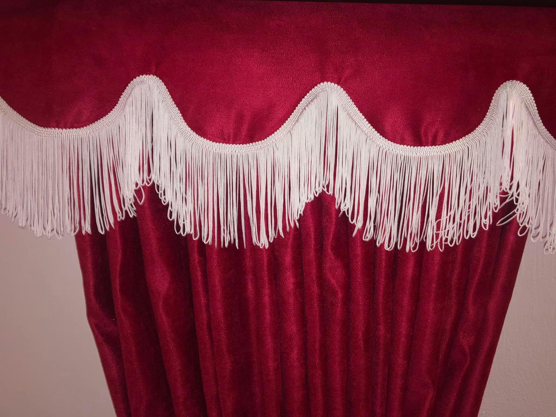 Punainen Verho Etuikkunaan