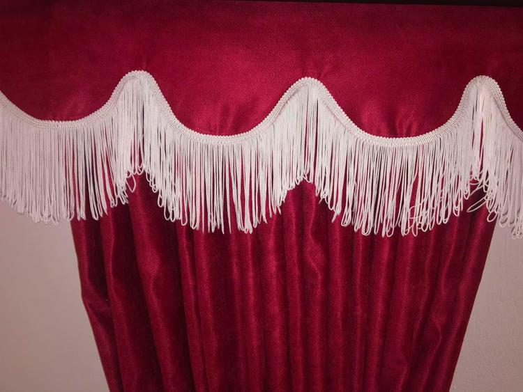 Rød Gardin til Frontvinduet