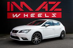 Imaz Wheels IM5R Svart aluminiumsfelger montert på bil i en stemningsfull omgivelse