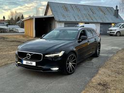 Imaz Wheels IM5R Svart aluminiumsfelger montert på bil i en stemningsfull omgivelse