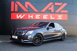 Imaz Wheels IM5R Musta alumiinivanteet asennettuna autoon tunnelmallisessa ympäristössä