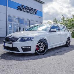 ABS Wheels F21 Sort aluminiumsfælge monteret på bil i en stemningsfuld omgivelse